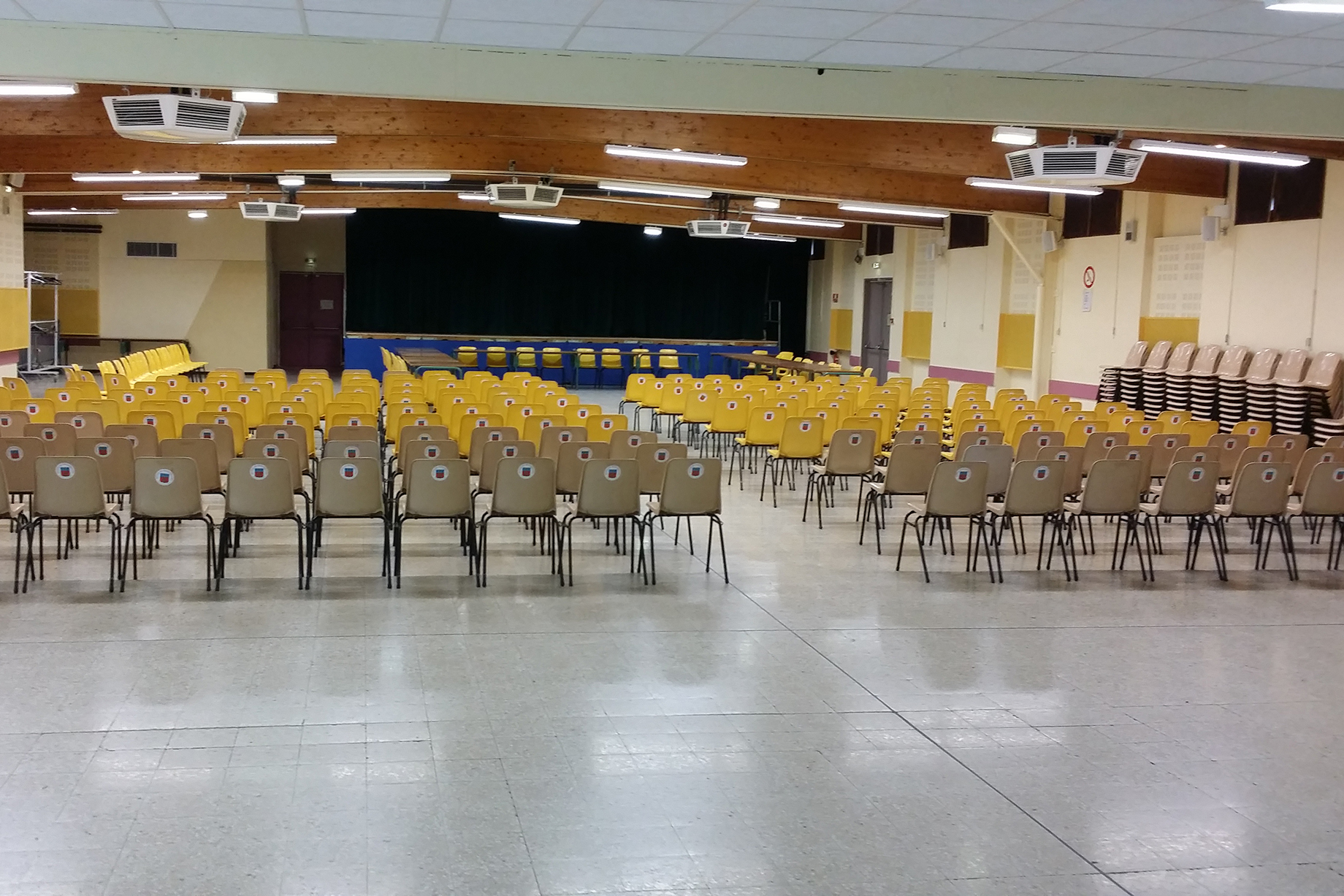 Salle des fêtes La Cantarello Roquemaure Festival d'Avignon